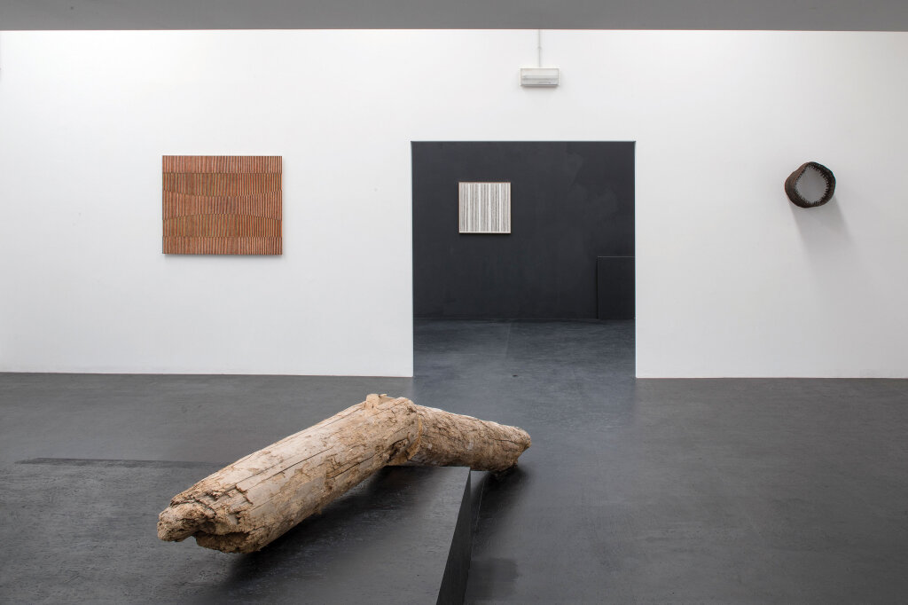 Arnold Holzknecht arbeitet mit Holz (im Bild), Michele Bernardi mit Eisen: In der Galerie Ghetta in Pontives treffen sie aufeinander, ergänzen sich und laden dazu ein, das Gedankengebäude hinter ihrer Arbeit zu erkunden. Foto: Günter Richard Wett