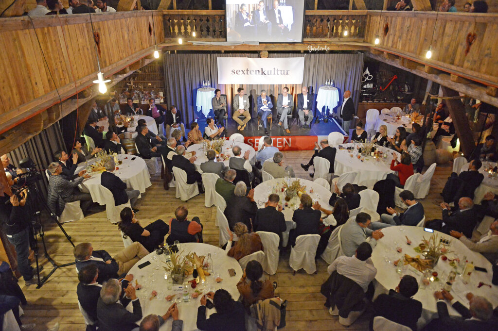 Publikumsmagnet Sextner Kamingespräche: Über 200 Zuhörer im „Bauernstadel“. Foto: Christian Tschurtschenthaler