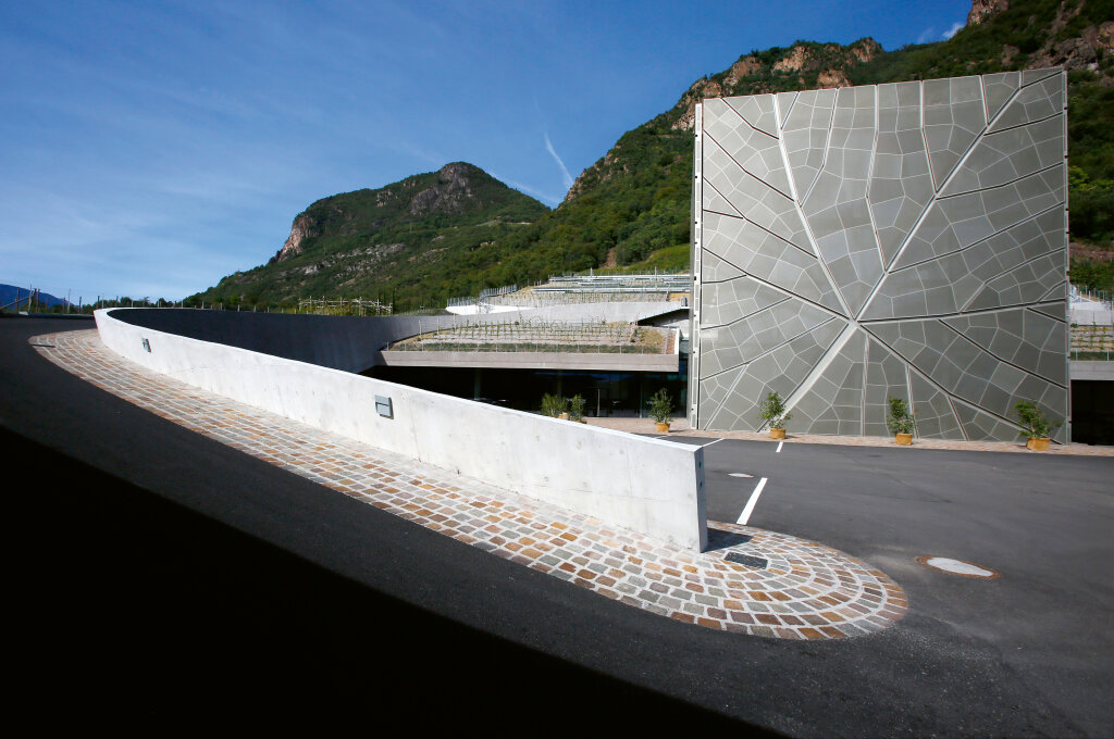 Der Neubau der Kellerei Bozen in Bozen-Moritzing wurde vom Architekturbüro Dell’Agnolo Kelderer geplant. Gearbeitet wird nun nach dem Gravitationsprinzip: Von oben fällt das Traubengut in einzelnen Produktionsschritten nach unten. Foto: Alexander Alber