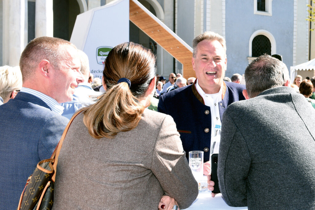 Der Mann, der bei den Blauen am Rand steht: Walter Blaas (von vorne), Florian von Ach, Ulli Mair und Sigmar Stocker (von hinten). Foto: Leonhard Angerer