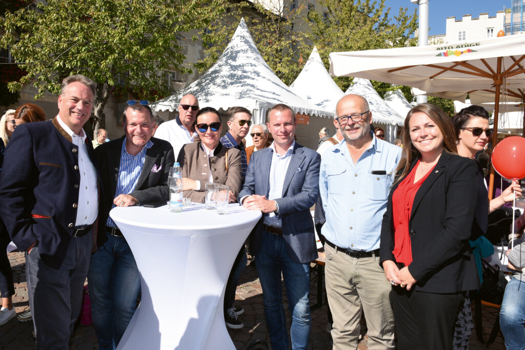 Geschlossenheit für die Kameras (von links): Walter Blaas, Sigmar Stocker, Ulli Mair, Florian von Ach, Josef Fischer und Tamara Oberhofer. Foto: Leonhard Angerer