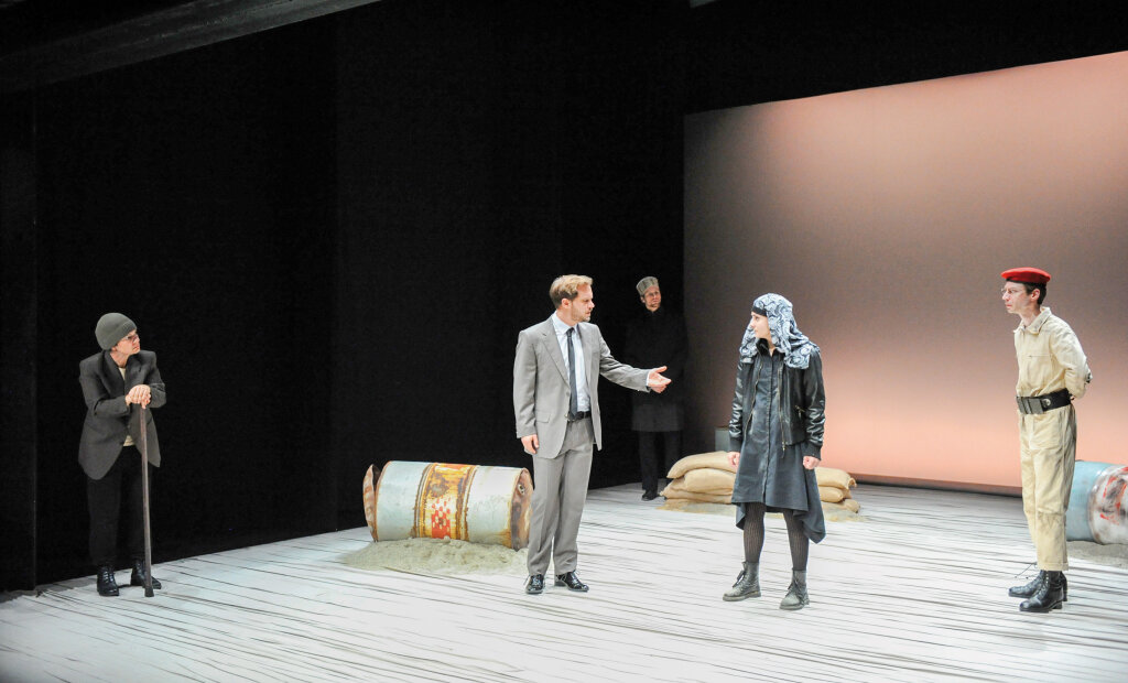 „Theater zum Niederknien“: Pallua, Schneider, Dalla Costa, Mairhofer und Radecke auf der Bühne des Stadttheaters Bruneck. Foto: Stadttheater Bruneck