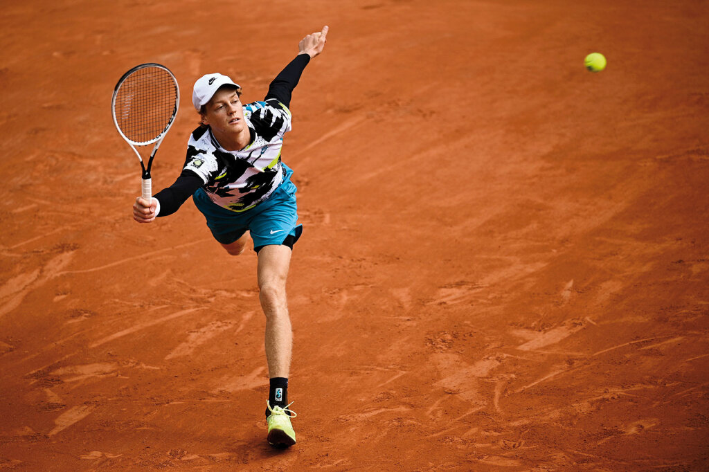Jannik Sinner verzückt die Tennissportwelt. Sein Sieg über die aktuelle Nr. 7 der Weltrangliste, Alexander Zverev, katapultiert ihn unter die besten 50 Tennisspieler der Welt. Foto: Anne-Christine Poujoulat/AFP