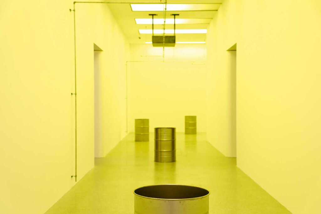 Was unsere Gesundheit beeinflusst: Der „saure Regen“, den P. Staff in seiner Installation aus Leitungsrohren aufruft, aus ihnen tropft Milchsäure in Stahlfässer Foto: Alexander Alber