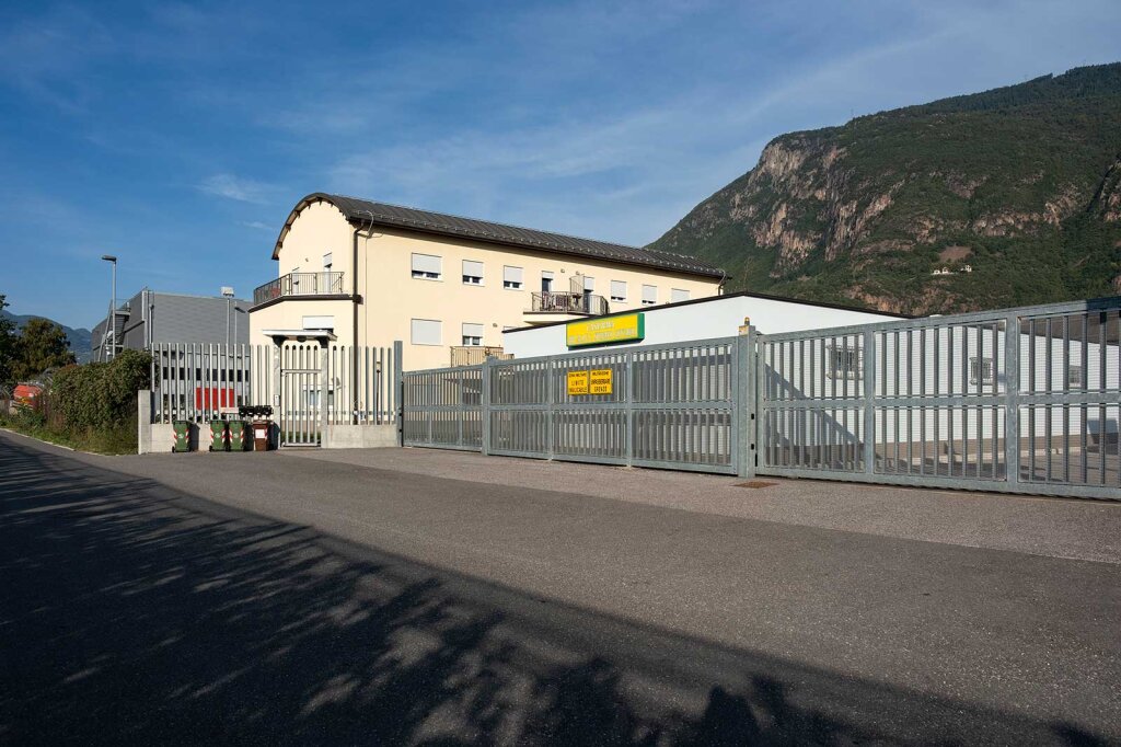 Die Kaserne der Finanzwache am Bozner Flughafen galt zuletzt als Favorit für den Standort eines Südtiroler Abschiebezentrums: Der Innenminister entscheidet. Foto: Ludwig Thalheimer