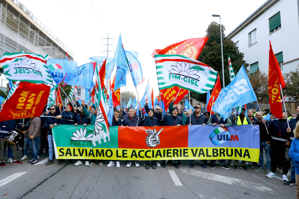 Einigermaßen hitzig verlief die Demonstration der Belegschaft der Stahlwerke Acciaierie Valbruna am Dienstag in Bozen. Hunderte Menschen zogen vom Sitz des Betriebes in Bozen Süd zum Rathaus und auf den Landhausplatz. Ihre Forderung lautete: Die rund 20 Hektar Grund, auf denen sich die Stahlwerke befinden, sollen vom Land direkt an die Valbruna verpachtet werden. Ohne Ausschreibung. Sonst riskiere man, dass die Konkurrenz den Zuschlag erhält – und die Stahlwerke zusperren müssen. Damit stünde ein Unternehmen mit 1,2 Milliarden Euro Umsatz, mit 174 Millionen Euro Gewinn (2024) und mit Hunderten Arbeitsplätzen auf dem Spiel. Foto: Alexander Alber