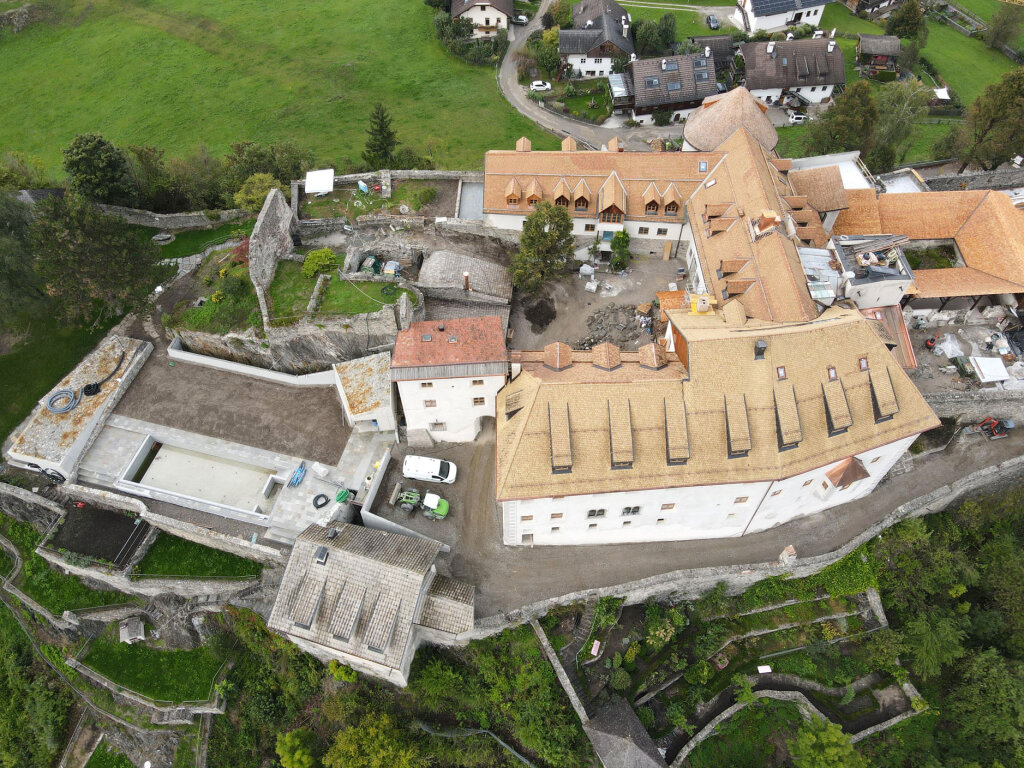 Dort, wo früher Benediktinerinnen lebten, steht heute ein Baukran: Links im Bild sieht man, dass die Umfassungsmauer eingestürzt ist. Die Erschütterungen machen der historischen Burg zu schaffen. Foto: Archiv