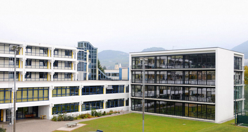 Das Berufsbildungszentrum Emma Hellenstainer in Brixen hat einen neuen Direktor: Der Wettbewerb dazu lief alles andere als glatt. Jetzt denkt man darüber nach, die Verfahren „weiter zu optimieren“, sagt Generaldirektor Alexander Steiner. Foto: Archiv/Facebook