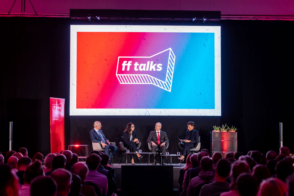 Welche Investment-Strategien lohnen sich und wovon sollte man besser die Finger lassen? Darüber diskutierte ff-Direktorin Verena Pliger (rechts) mit Robert Karas von der Bank Gutmann in Wien, Doris Salzburger von der BNP Paribas in Mailand und Armin Weißenegger. Foto: LIVE-STYLE Agency