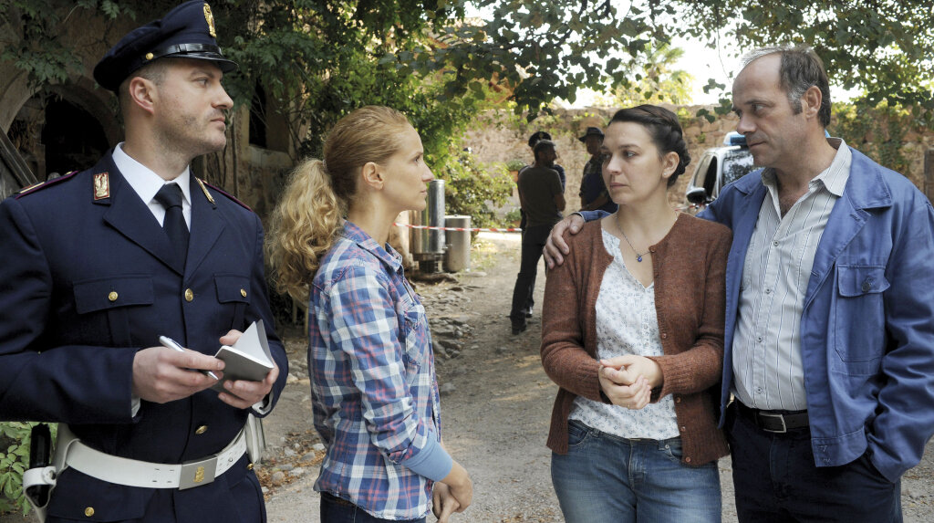 Hauptrolle fürs Weingut: Kommissarin Schwarz (Chiara Schoras) und die Weinbauern Kofler (Barbara Romaner, Anton Algrang). Foto: Das Erste / Degeto