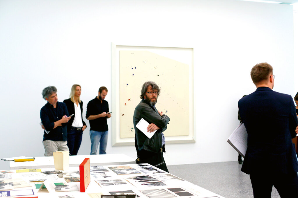 Bruch mit Tradition: Georg Mair im Museion in Bozen – die neue Ausstellung zeigt italienische Kunst aus 30 Jahren. „Eine stimmige Ausstellung“, so Mair, „die zeigt, wie sich erstarrte Situationen aufbrechen lassen.“ Foto: Alexander Alber