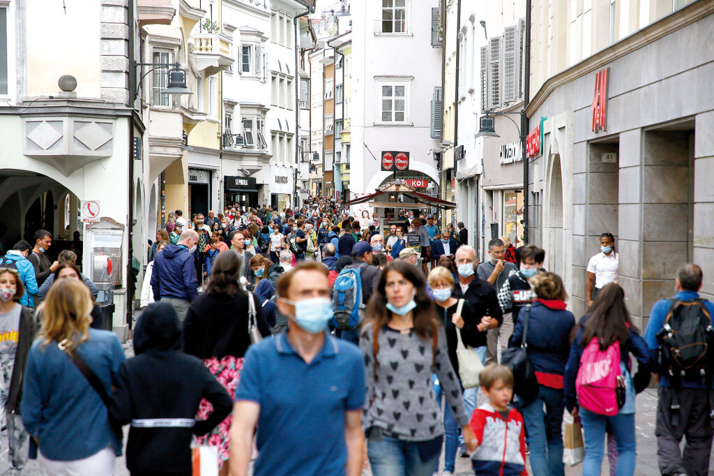 Bozner Innenstadt: Wird der zwischenmenschliche Abstand von einem Meter unterschritten, ist Masketragen Pflicht. Foto: Alexander Alber