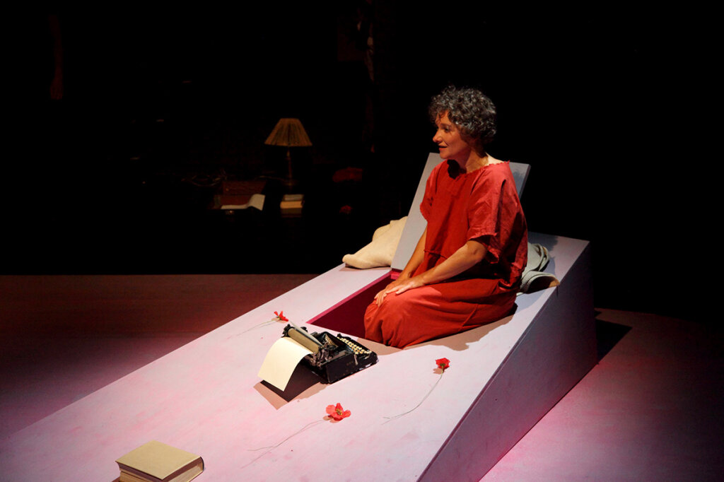 Sie liest, sie schreibt, sie schreit, sie revolutioniert: Sabine Ladurners Rosa Luxemburg ist ein ansteckendes Energiebündel. Foto: Frauentheater