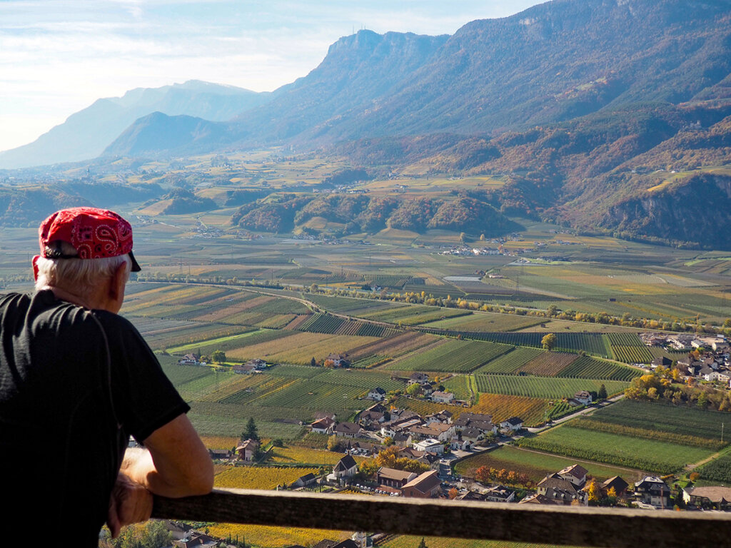 Ein Weg durch Weinberge und schroffe Felshänge: Am Ende dann eine prächtige Aussicht. Foto: Folio