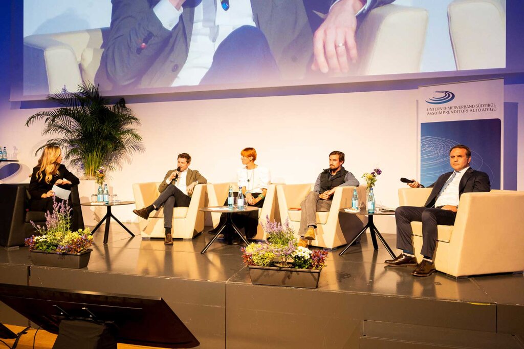 Die vier Jungunternehmer Niko Bagnara, Daniela Niederstätter, Simon Thun und Martin Gruber diskutierten mit Anna Zangerle (links) über innovative Lösungen zur Bewältigung von Krisen. Foto: Manuela Tessaro