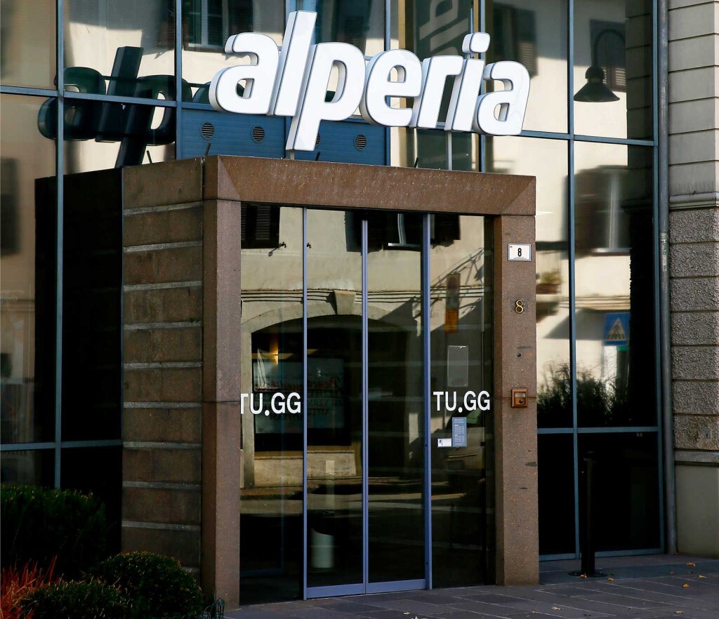 Eingang des Alperia-Hauptsitzes in Bozen: Das bisherige, rund 60 Millionen Euro teure IT-System wird im kommenden Jahr abgeschaltet und entsorgt. Foto: Alexander Alber