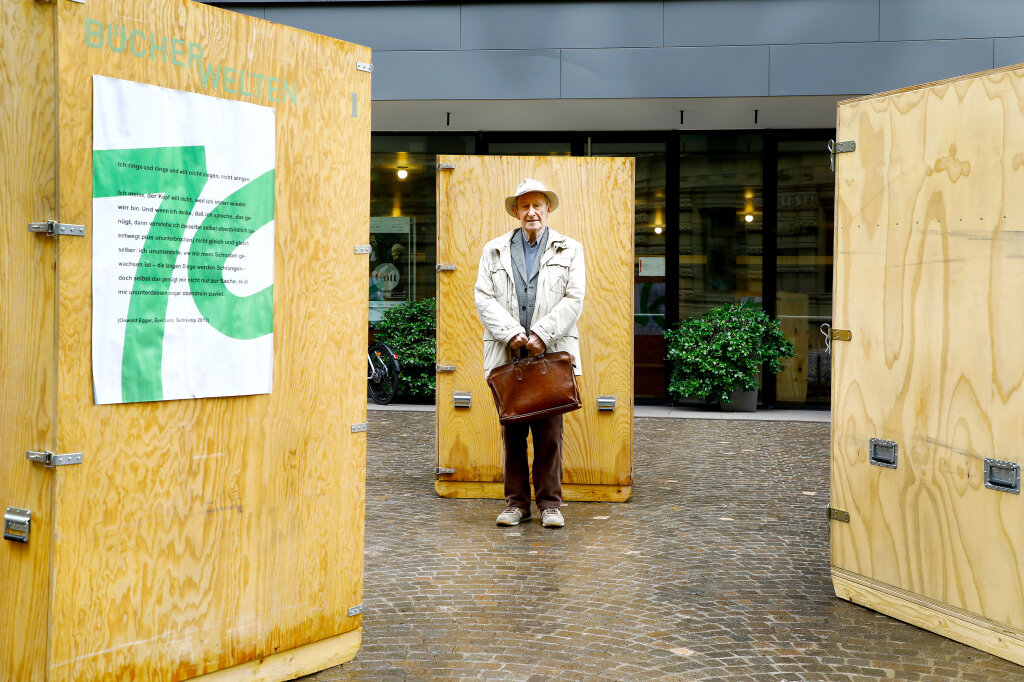 Marjan Cescutti vor dem Waltherhaus in Bozen, wo er einen guten Teil seines Lebens verbracht hat: „... ich habe vielleicht trotzdem getan, was ich wollte.“ Foto: Alexander Alber