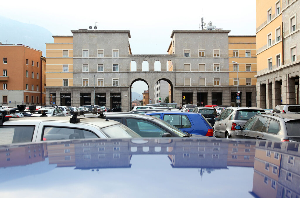 Autos auf dem Siegesplatz in Bozen: sollen unter die Erde. Foto: Alexander Alber