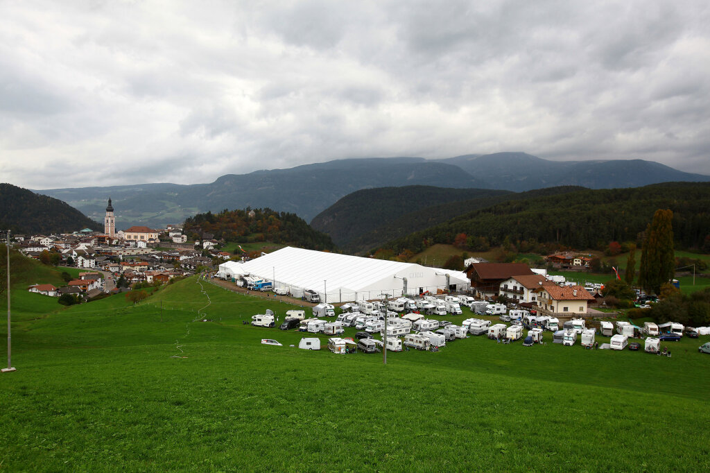 Zelt auf dem Kastelruther Spatzenfest: Es ist der größte Auftrag für das Unternehmen von Complojer. Foto: Alexander Alber