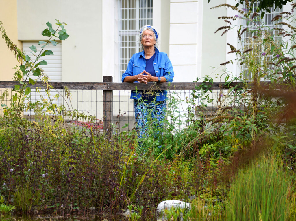 Susanne Elsen auf dem Gelände der Brixner Cusanus-Akademie: „Es wäre schade, wenn ein Lehrkörper sich nicht darum schert, was um ihn herum passiert.“ Foto: Alexander Alber