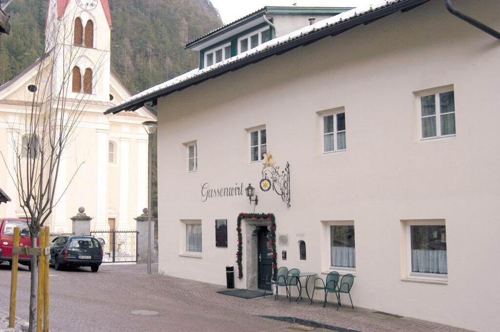 Der Gassenwirt in Kiens: Pressknödel, Erdäpfelblattln und metzgerhandgroße Schnitzel. Foto: Extrawurst
