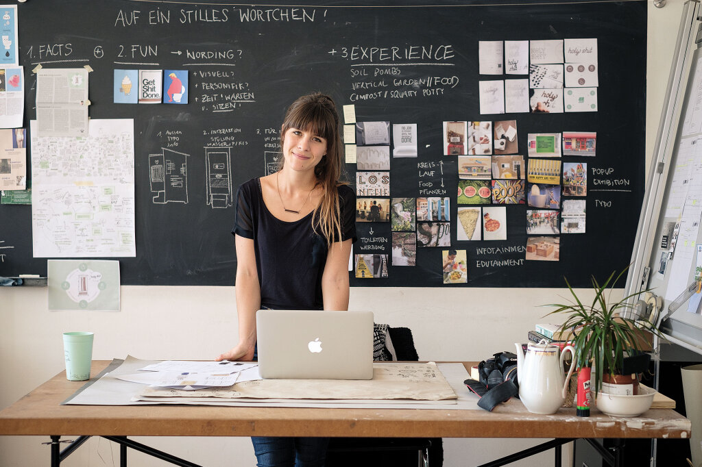 Design-Studentin Johanna Perret vor ihrer Arbeitstafel in der Freien Universität Bozen: „Die Nährstoffe aus 13 Stuhlgängen entsprechen dem Nährstoffbedarf eines einzelnen Apfelbaumes für ein ganzes Jahr.“ Foto: Ludwig Thalheimer