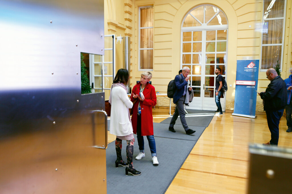 Bei der Politik: Im Palais Widmann tummelten sich Sonntagabend und Montag jede Menge Kandidaten, Neo-abgeordnete, Politiker und Parteifunktionäre. Darunter zum Beispiel die Bozner SVP-Bezirksfrauenreferentin Sieglinde Niederstätter Fauster – im Bild im Gespräch mit Alexandra Aschbacher. Foto: Alexander Alber