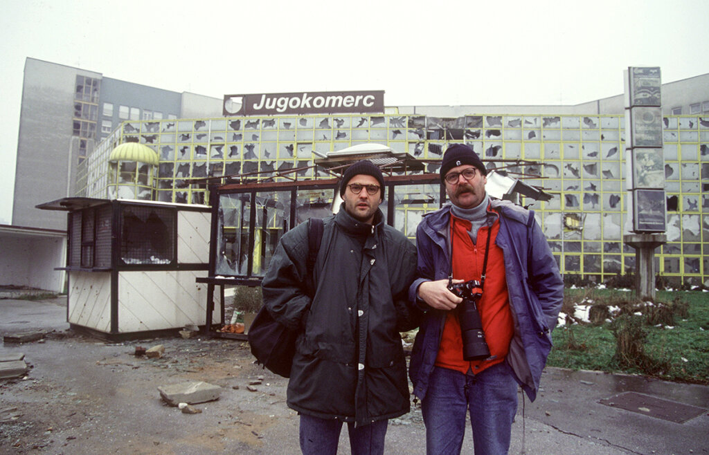 Gabriel Grüner (1963-1999, links im Bild, rechts der Fotograf Uli Reinhardt, der sein Andenken weiterträgt) war Reporter für das Magazin Stern: „Wir wurden vom Sturm der Geschichte mitgerissen“, sagt Ulrich Ladurner, „dieser Sturm hat Gabriel verschlungen.“ Foto: Uli Reinhardt/Zeitenspiegel
