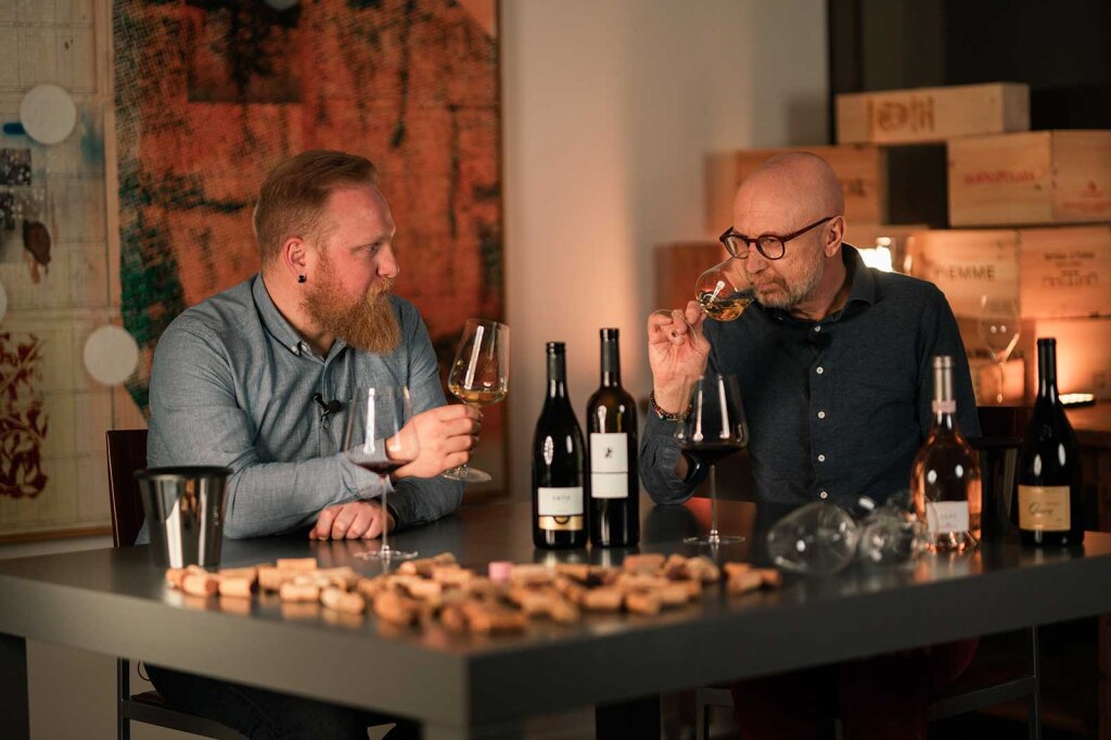 Othmar Kiem und sein Geschäftspartner Simon Staffler verkosten im Jahr über 5.000 verschiedene Weine. Foto: Wineline