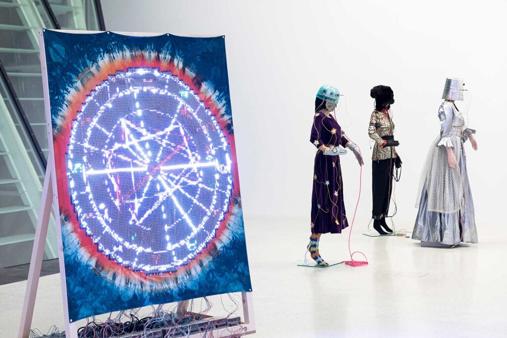 Wilder Mix, quietschbunt: Arbeiten von El Arakawa (Performance People, oben), Sonia Leimer (unten rechts) und Lu Yang (Electromagnetic Brainology). Foto: Luca Guadagnini