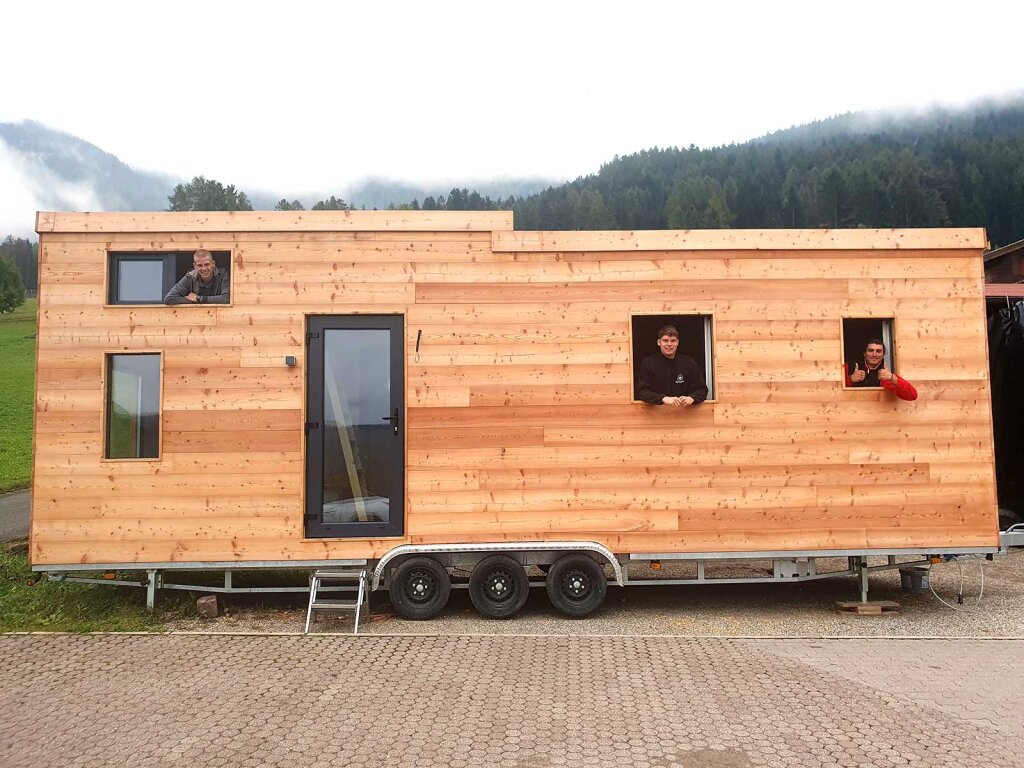 Wohnen auf Rädern: Alex Mair, Johannes Fill und Alex Menegatti (von links) in einem ihrer Tiny Houses. Foto: sul