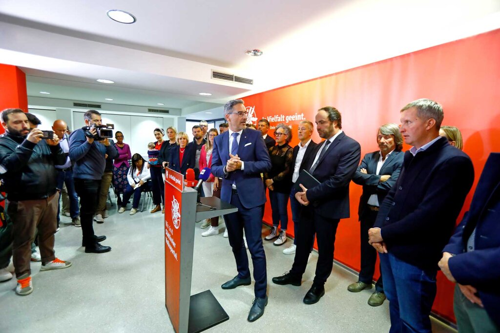 Arno Kompatscher, Philipp Achammer und SVP-Mitstreiter bei der Medienkonferenz nach der Landtagswahl am Montagvormittag: „Da haben wir etwas, auf das wir bauen können.“ Foto: Alexander Alber