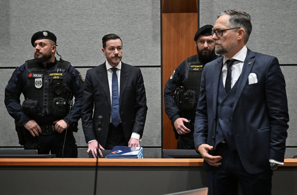 René Benko (zweiter von links) und sein Verteidiger Norbert Wess (rechts) vor Gericht: erster Prozess in einer langen Reihe. Foto: Kerstin Joensson/AFP