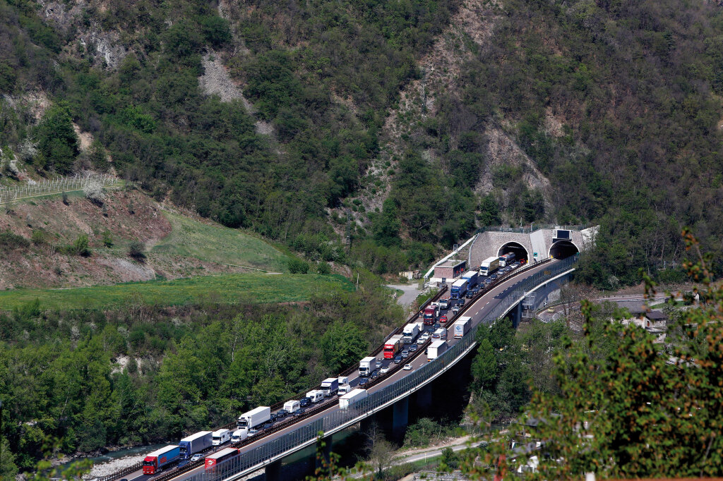 Stillstand so weit das Auge reicht: 100 Kilometer Stau in Südtirol wegen des Fahrverbots in Österreich. Foto: Alexander Alber