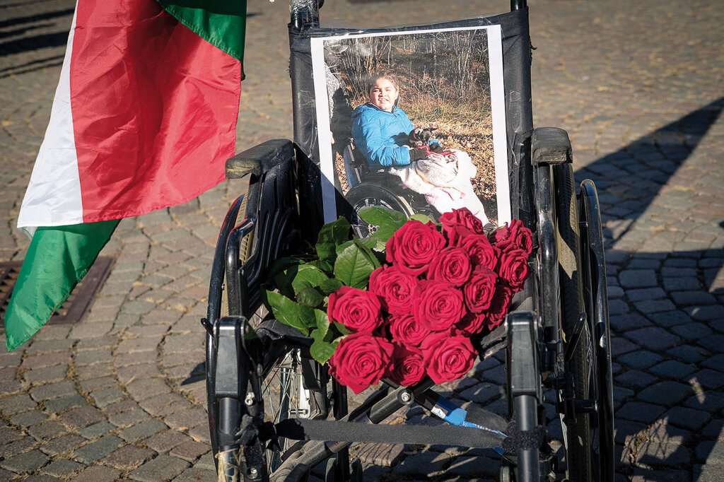 Das Bild von Adan, 13, bei einer Protestkundgebung in Bozen: Von Kirkuk nach Schweden, von Schweden nach Bozen, hier ist der Flüchtling am 7. Oktober 2017 gestorben. Foto: Ludwig Thalheimer