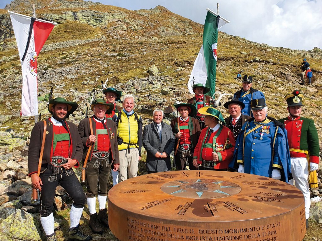 Am Latzfonser Kreuz: „Markstein Mitte Tirols als Denkmal für die am 10. Oktober 1920 erfolgte ungerechte Teilung des Landes Tirol“, so das Motto. Foto: SBB