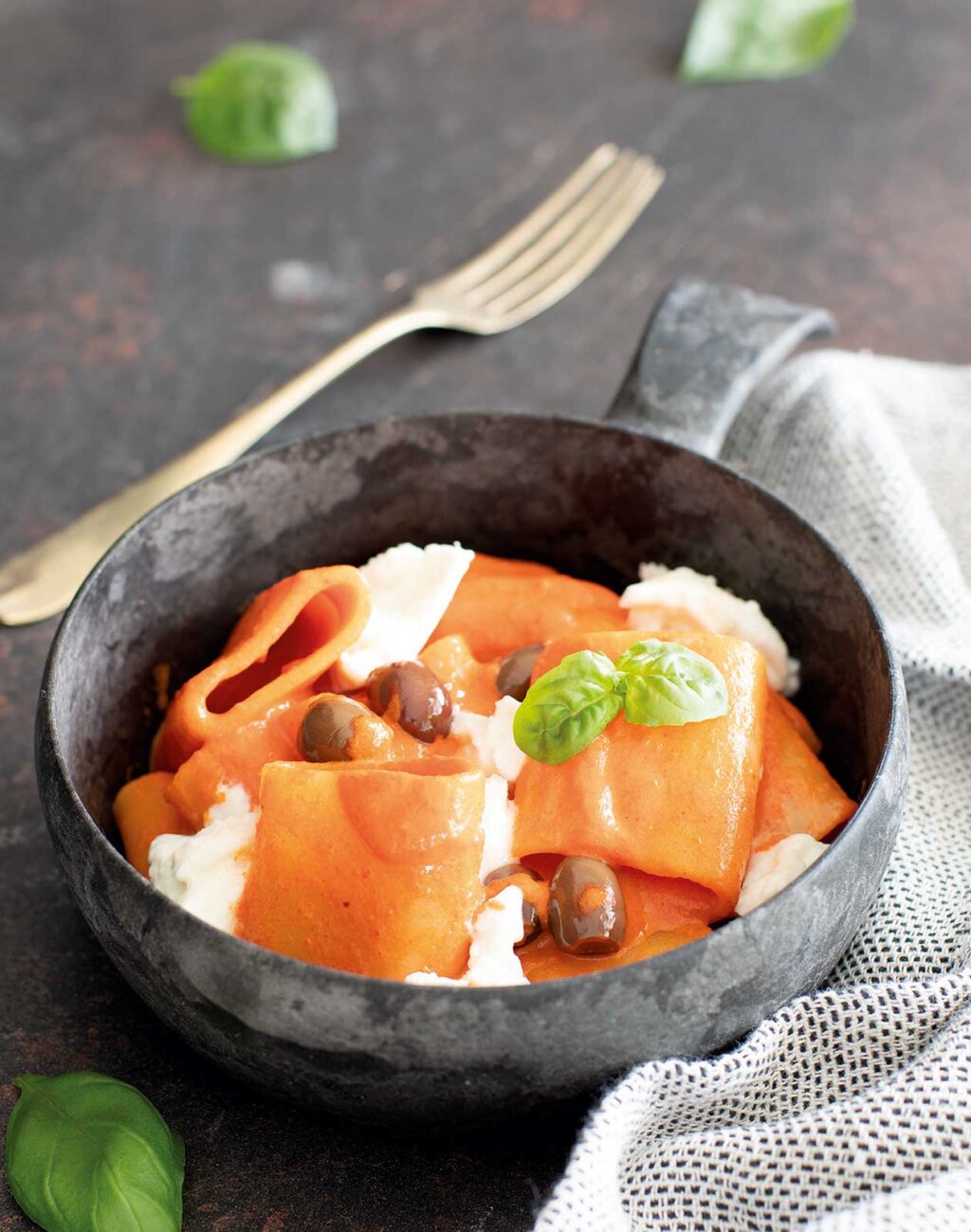 Paccheri mit Paprikacreme und Büffelmozzarella Foto: Julia Morat