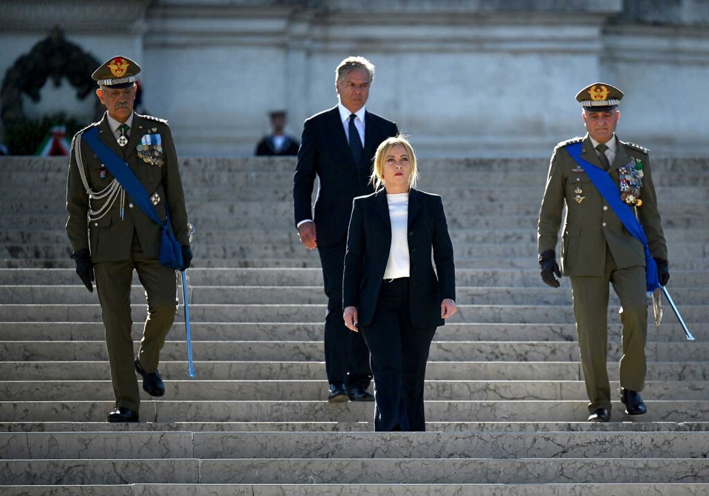 Kranzniederlegung am „Altar des Vaterlandes“ in Rom: Regierungschefin Giorgia Meloni mit hochrangigen Militärs am Wochenende. Foto: Filippo Monteforte/AFP