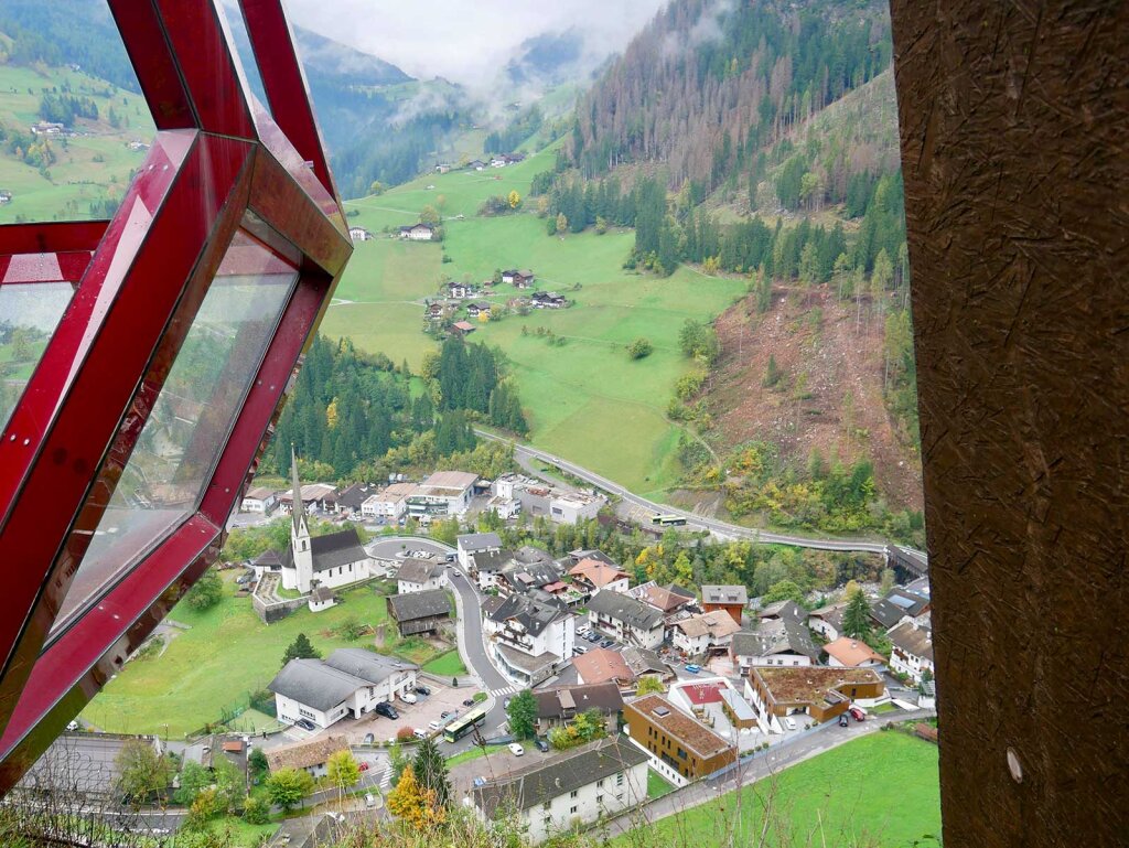 Blick von der Aussichtsplattform Granat auf die Rebellenhochburg Moos in Passeier: Hinter der Bilderbuchkulisse brodelt es, bei der Landtagswahl wählten nur mehr 35,4 Prozent die SVP. Foto: Alexander Alber