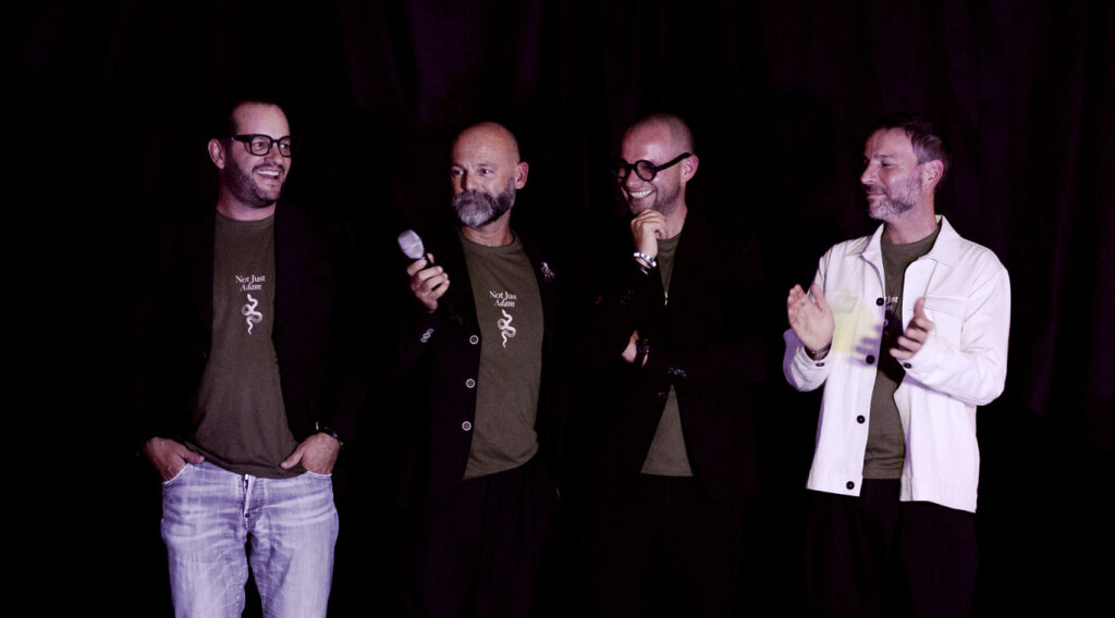 Gastgeber Michl und Thomas Tschimben (1. und 3. von links) und Thomas Mair und Theo Lesina Debiasi von der Floralen Werkstatt. Foto: Mirko Strozzega