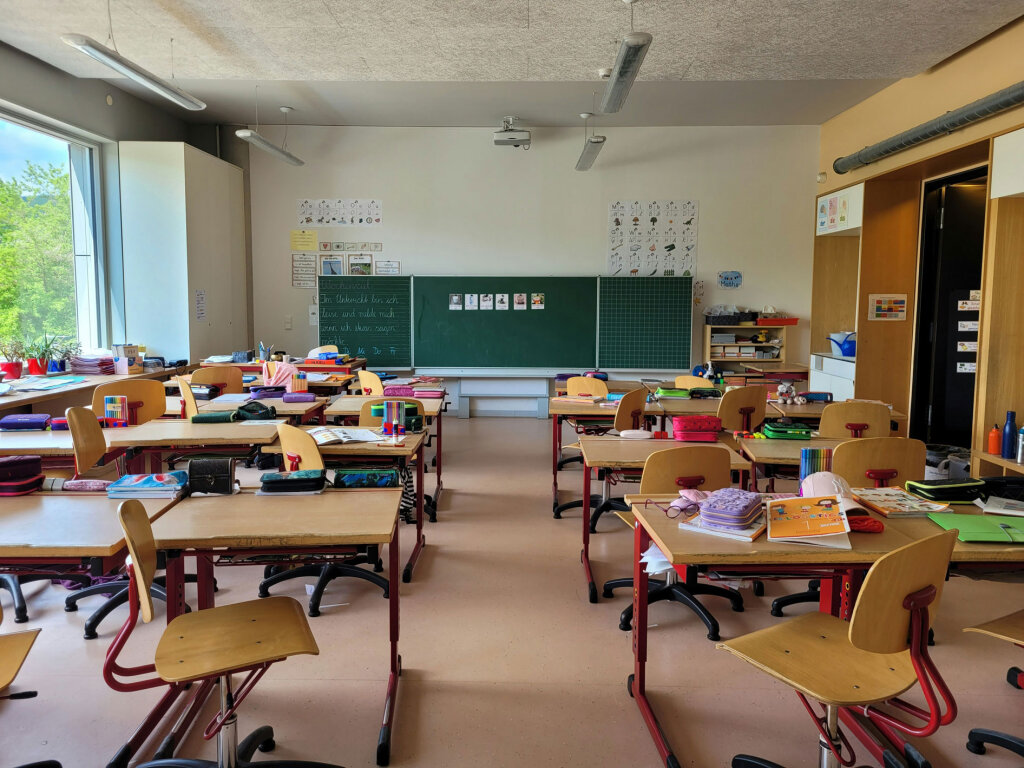 „Viele Menschen“, so die ehemalige Lehrerin Stefani, „sehen nur die Oberfläche, die Ferien, die kurzen Tage. Was viele aber nicht sehen: „die Nächte voller Vorbereitung, die Gespräche mit Eltern, die Verantwortung für Kinder mit ganz unterschiedlichen Bedürfnissen“. Foto: freepik