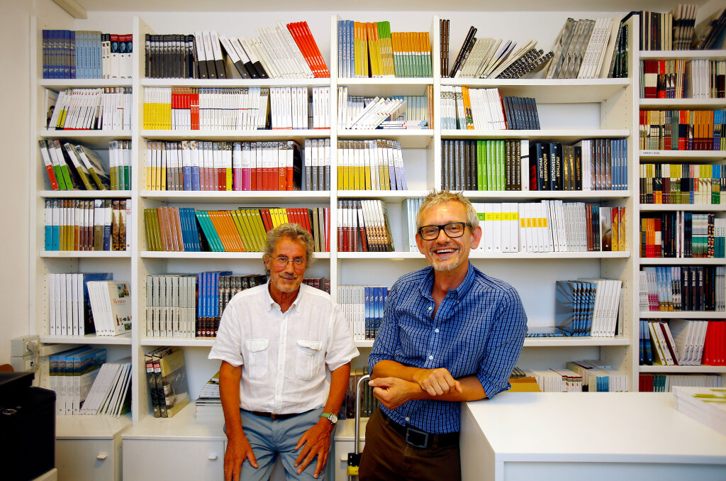 Nach der ff gründete Gottfried Solderer (hier mit dem jetzigen Verlagsleiter Thomas Kager) die Edition Raetia: Und betrieb ihn mit dem Optimisms, der ihm eigen war. Foto: Alexander Alber