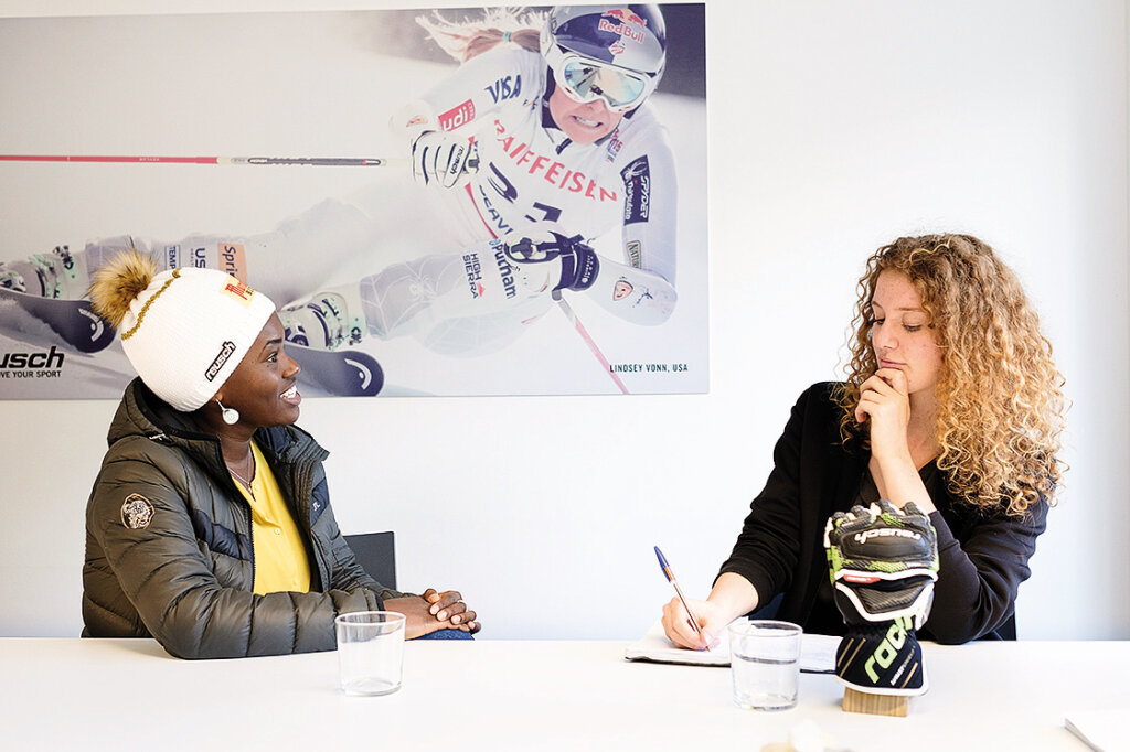 ff-Mitarbeiterin Lisa Fulterer im Gespräch mit Sabrina Simader, Kenias erster Skirennläuferin. Foto: Ludwig Thalheimer