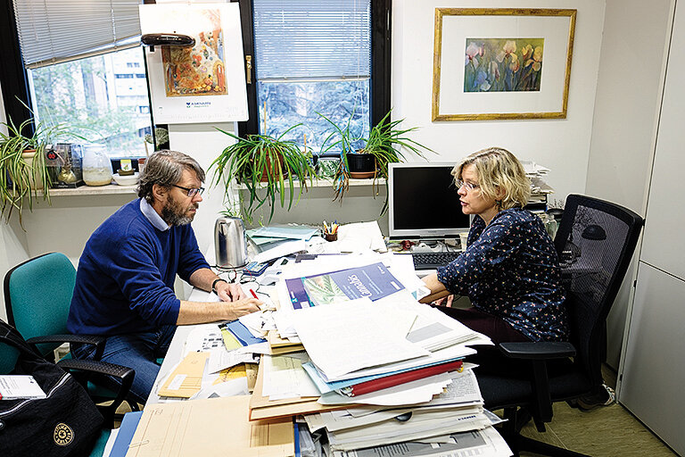 Georg Mair im Gespräch mit Bettina Meraner, Leiterin des Dienstes für Abhängigkeit. Foto: Ludwig Thalheimer