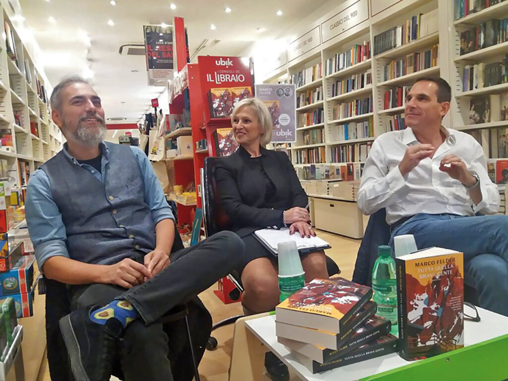 I fantasmi dell‘Identità: Jadel Andreetto e Guglielmo Pisapia hanno scritto un giallo a quattro mani, chiamandosi Marco Felder (qui alla presentazione del libro a Bolzano). Foto: Gabriele Di Luca