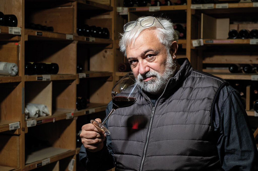 „Kommunisten waren die Vorreiter der guten und regionalen Küche“: Angelo Carrillo beim ff-Fotoshooting im rund zehn Meter tiefen Weinkeller des Hotels Laurin in Bozen. Foto: Ludwig Thalheimer