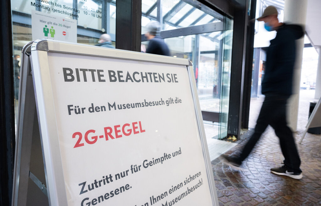 Zugang nur für Geimpfte oder Genesene: Kommt die 2-G-Regel auch in Südtirol? Foto: Apa/dpa/Julian Stratenschulte
