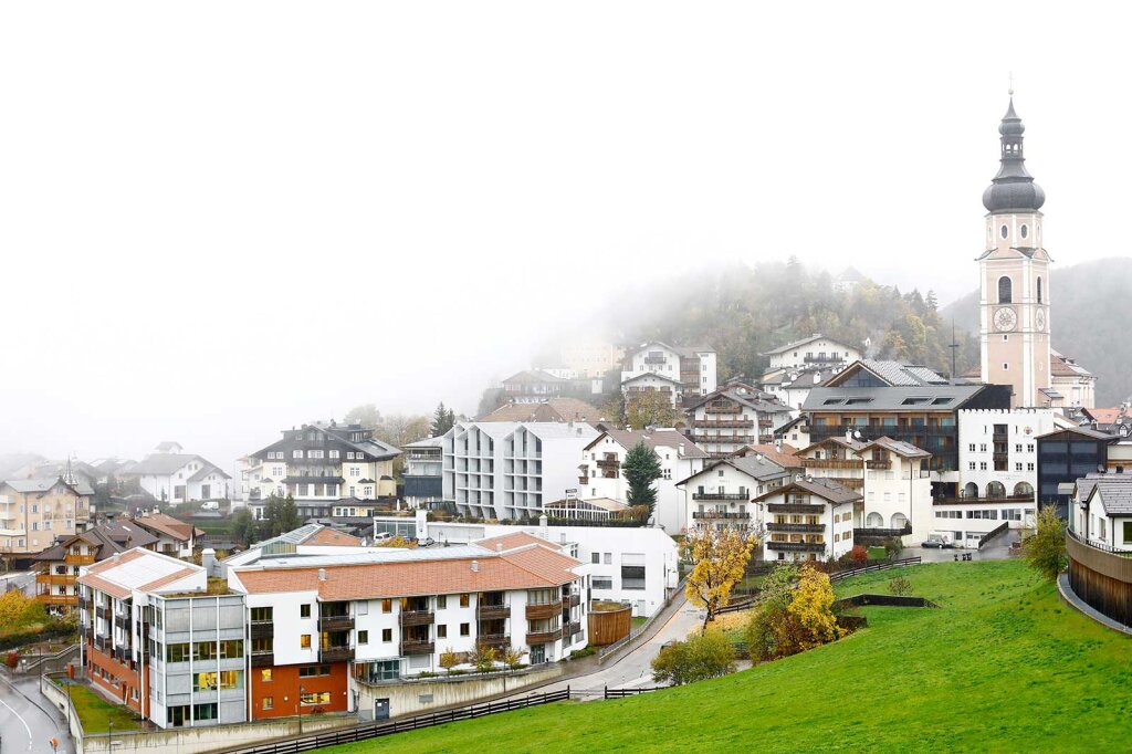Im November wird es in Kastelruth ruhig, weil keine Touristen kommen. Dieses Jahr ist es anders – wegen der Politik. Foto: Alexander Alber