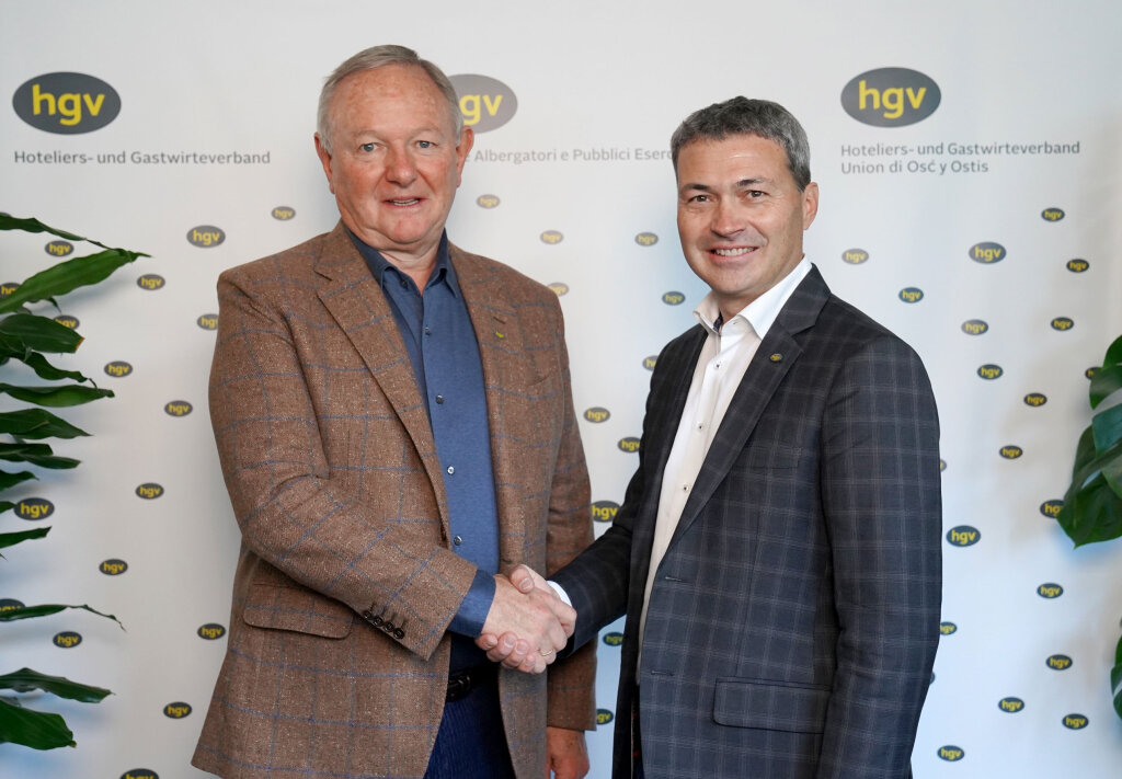 Zwei mit einem Lächeln im Gesicht: Manfred Pinzger (links im Bild) übergibt an seinen Nachfolger Klaus Berger. Foto: HGV
