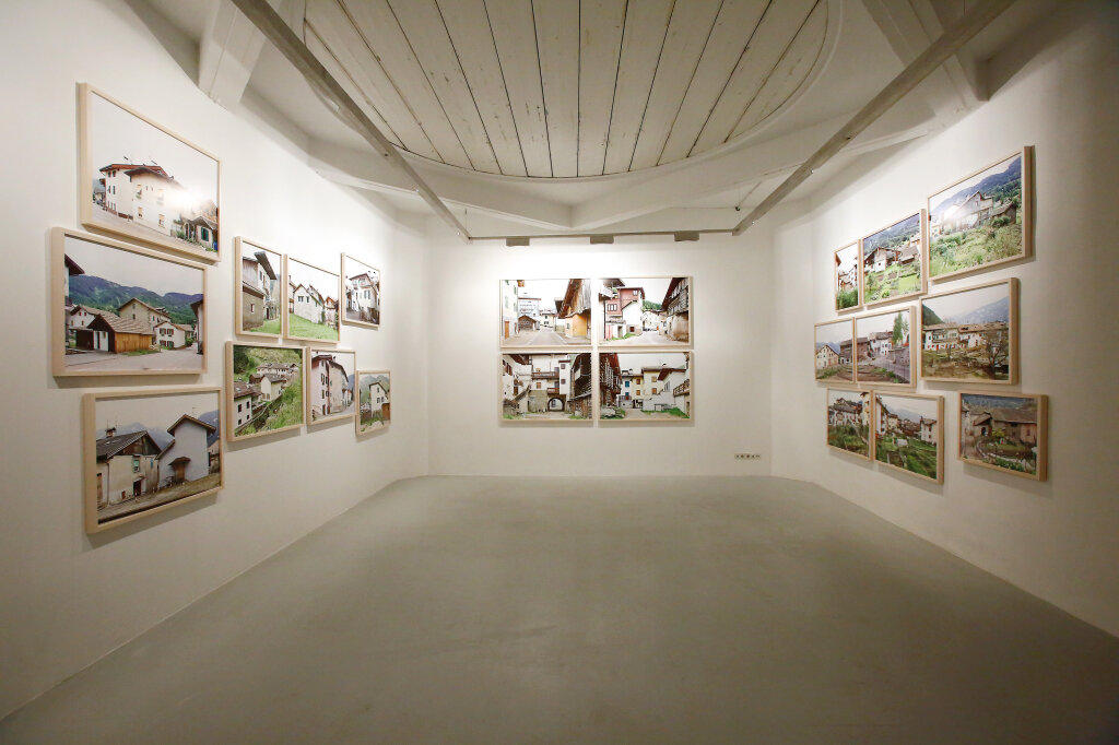 Die Ausstellung „Koexistenzen“ zeigt, dass die anarchisch wilde Architektur der Fleimstaler Talgemeinde ein Modellcharakter für die Zukunft sein könnte. Foto: Alexander Alber